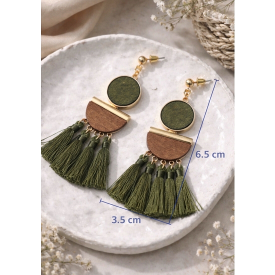 Kolczyki boho z elementami drewna i sznurka – naturalny akcent w kolorach ziemi.